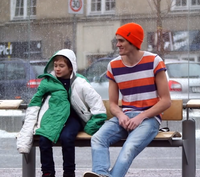 【動画】あなたは雪の降る中、バス停で凍えている少年を見たらどうしますか？